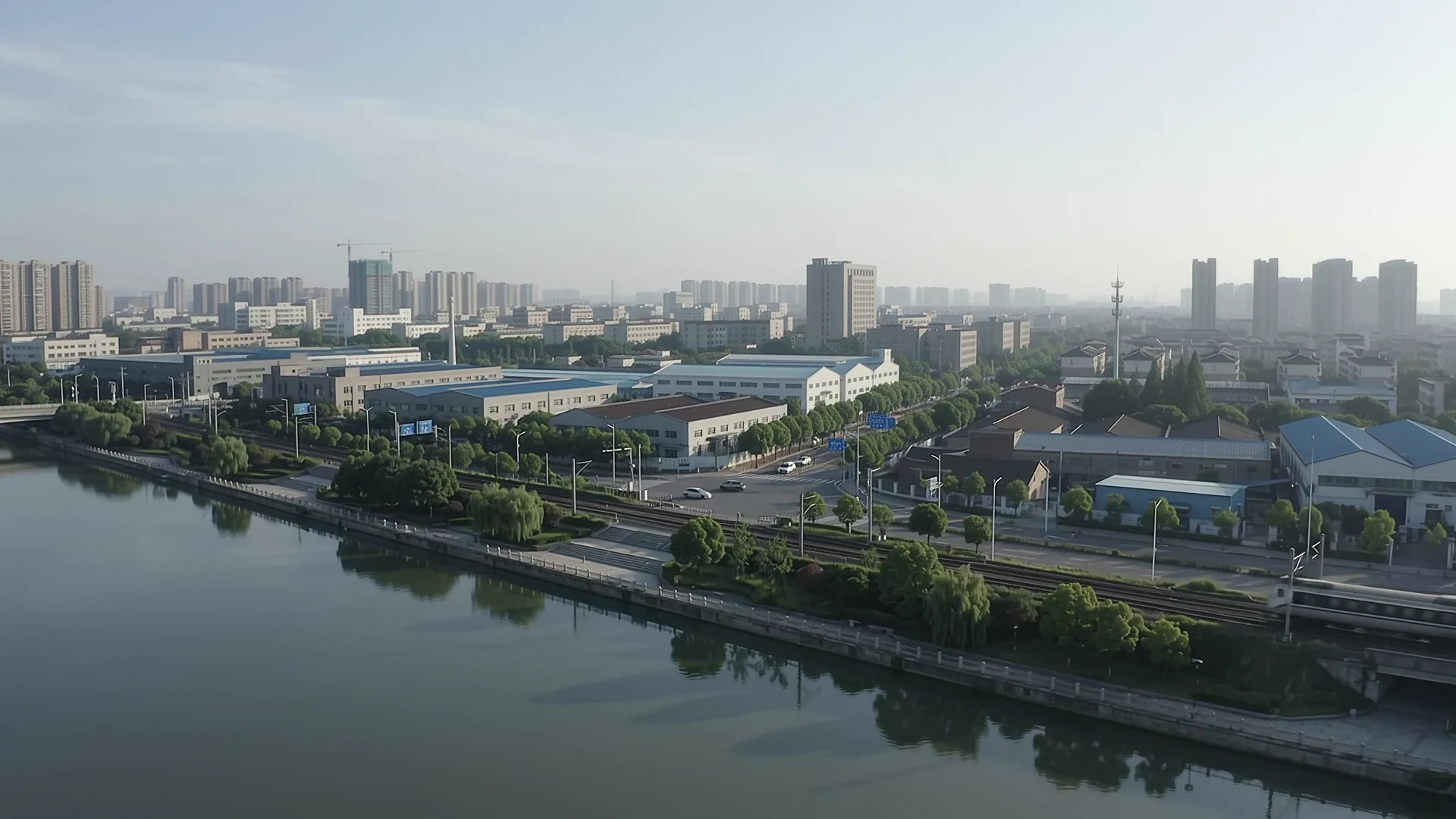 河流两岸的园区与城市 / A river connecting a business district and the city