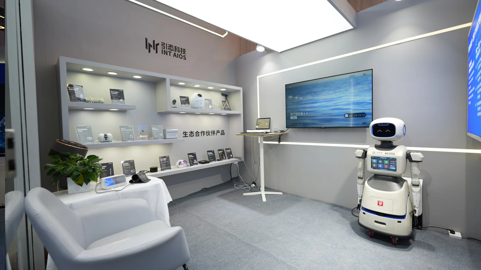 引态科技展会实拍,展示引元界面与生态合作伙伴设备 / Instaon exhibition with product interfaces and ecosystem equipment